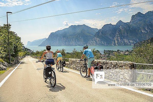 Radfahrer auf der Via Europa  Radtour  Alpenüberquerung  Via Claudia Augusta  Blick auf Turbel  Torbole  Gardasee  Trentino  Italien  Europa