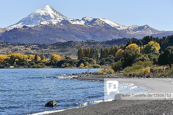 Lago Lolog im Herbst mit dem schneebedeckten Vulkan Lanin  Ruta 40  San Martin de los Andes  Patagonien  Argentinien  Südamerika