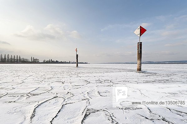 Seezeichen auf zugefrorenem Bodensee mit Schlittschuhläufern  Insel auf Reichenau  Landkreis Konstanz  Baden-Württemberg  Deutschland  Europa