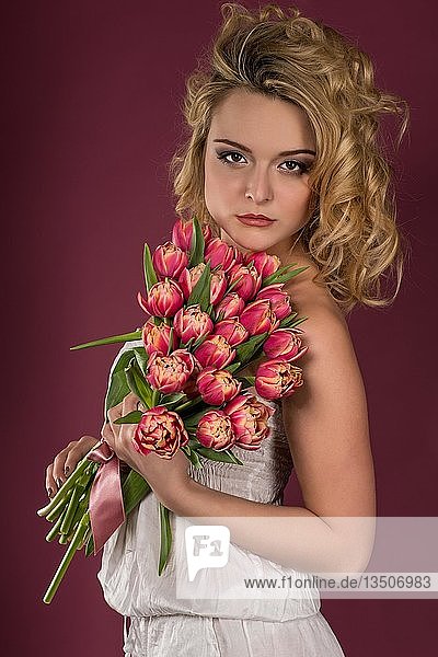 Young woman posing with bouquet of flowers  tulips  fashion  lifestyle  portrait