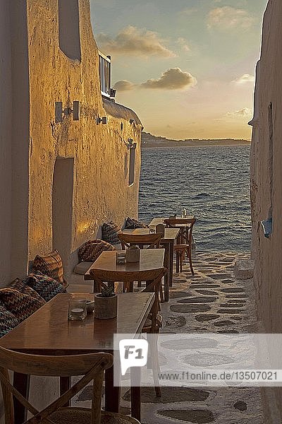 Kastro's Restaurant bei Sonnenuntergang  Klein Venedig  Insel Mykonos  Kykladen  Mykonos Stadt  Chora  Griechenland  Europa