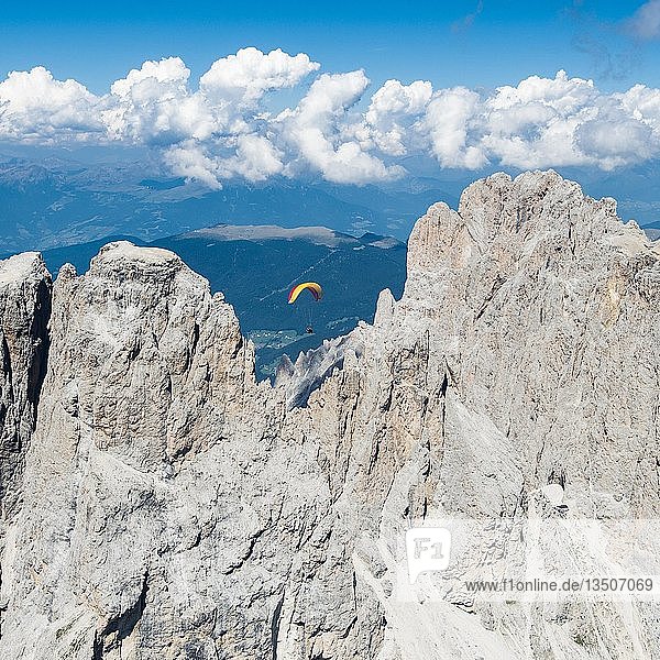 Dolomiten  Langkofelgruppe  Gleitschirmflieger  Grohmann  Zahnkofel  Fassatal  Luftbild  Region Trentino  Campitello  Italien  Europa