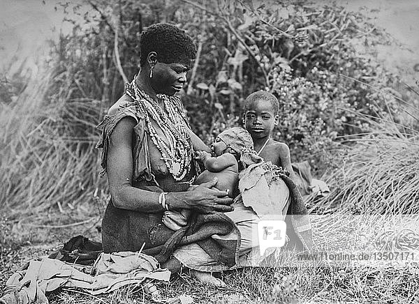 Afrikanische Frau mit zwei Kindern im Freien  1916  Durban  Südafrika  Afrika