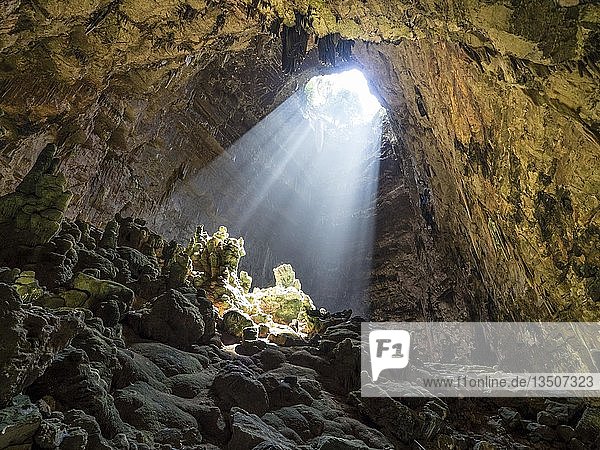 Lichteinfall in der Höhle Grotte di Castellana  Castellana Grotte  Provinz Bari  Apulien  Italien  Europa