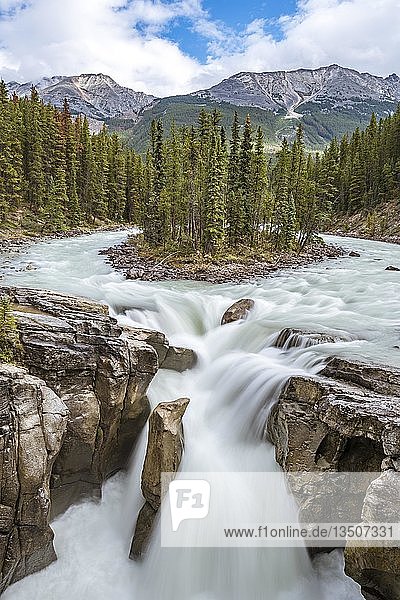 Wasserfall Sunwapta Falls  am Icefields Parkway  Sunwapta River  Jasper National Park  Rocky Mountains  Alberta  Kanada  Nordamerika