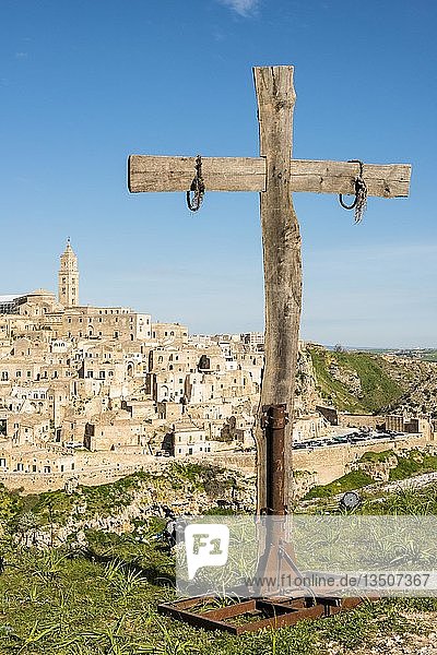 Aussichtspunkt mit Kreuz und Blick auf die Altstadt  Matera  Basilikata  Italien  Europa