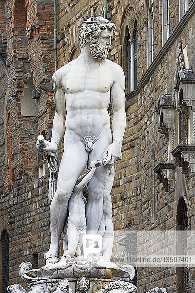 Statue des Neptun am Neptunbrunnen von Bartolomeo Ammannati  1575  Piazza della Signoria  Florenz  Toskana  Italien  Europa