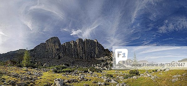 Panorama der Klobenjoch-Nordwand mit Föhnwolken  Kotalm  Rofangebirge  Tirol  Österreich  Europa