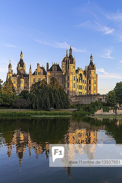 Schweriner Schloss im Abendlicht und Spiegelung im See  Schwerin  Mecklenburg-Vorpommern  Deutschland  Europa