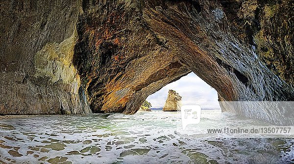 Überflutete Kathedralenhöhle mit losgelöstem Kalksandsteinfelsen am Cathedral Cove Beach  Mercury Bay  Te Whanganui-A-Hei  Hahei  Coromandel Halbinsel  Nordinsel  Neuseeland  Ozeanien