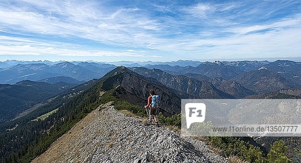 Wanderer beim Überqueren der Blauberge  vom Predigtstuhl über Blaubergschneid  Blaubergkopf und Karschneid zum Halserspitz  Wildbad Kreuth  Oberbayern  Bayern  Deutschland  Europa