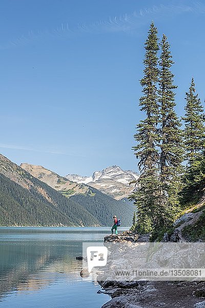 Wanderer am Garibaldi Lake  türkisfarbener Bergsee  Spiegelung einer Bergkette  Guard Mountain und Deception Peak  Gletscher  Garibaldi Provincial Park  British Columbia  Kanada  Nordamerika