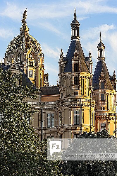 Türme und Kuppel mit dem Erzengel Gabriel im Abendlicht  Schweriner Schloss  Schwerin  Mecklenburg Vorpommern  Deutschland  Europa