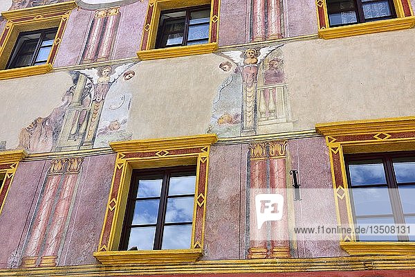 Hausfassade Herrenhaus mit barocken Wandmalereien  Skofja Loka  Gorenjska  Slowenien  Europa