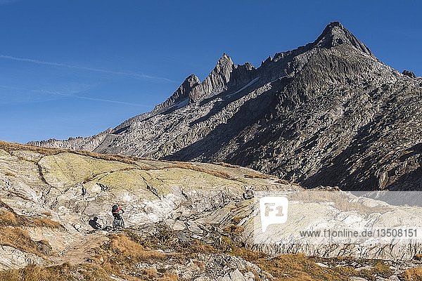 Mountainbiker auf der Passhöhe  Grimselpass  Walliser Alpen  Kanton Wallis  Berner Oberland  Schweiz  Europa