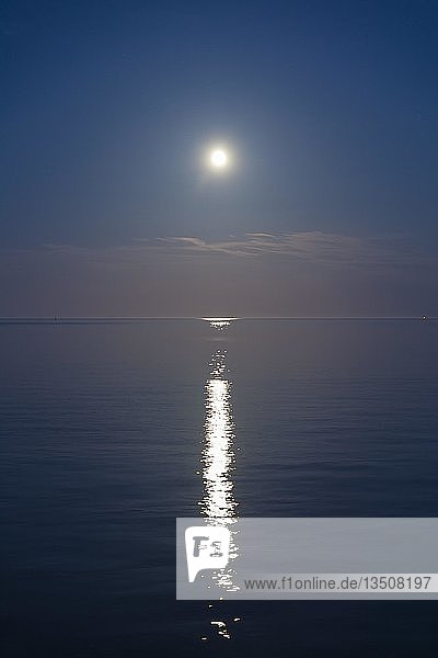 Mond spiegelt sich im ruhigen Wasser Ostsee Sassnitz Mecklenburg-Vorpommern Deutschland Europa