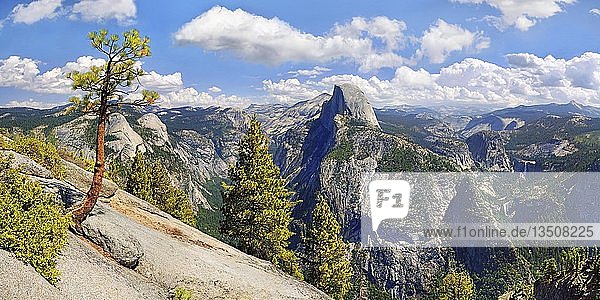 Panorama  Glacier Point mit Blick auf das Yosemite Valley mit Half Dome  Vernal Fall und Nevada Fall  Clacier Point  Yosemite National Park  Kalifornien  USA  Nordamerika