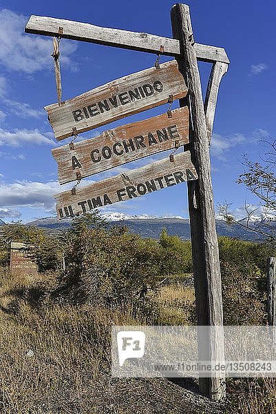 Holzschild aus Cochrane  Willkommen in Cochrane  Rio Chacabuco  Cochrane  Region de Aysen  Carretera Austral  Patagonien  Chile  Südamerika