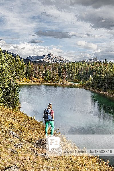 Junger Wanderer an einem See  Fourth Lake  Valley of the Five Lakes  Jasper National Park  hintere Berge  Alberta  Kanada  Nordamerika