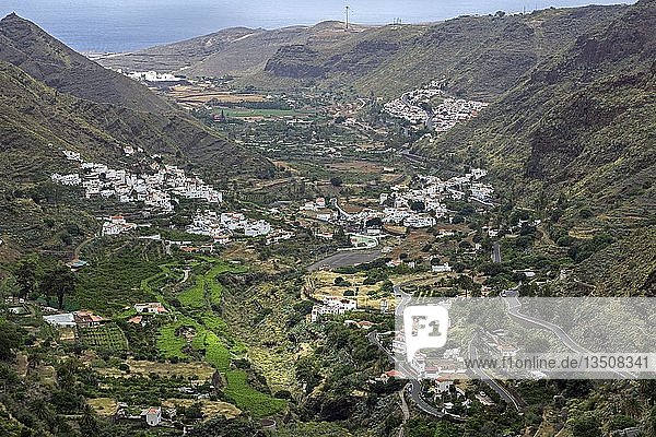 Blick auf den Barranco de Agaete und die Stadt San Petro  Gran Canaria  Kanarische Inseln  Spanien  Europa