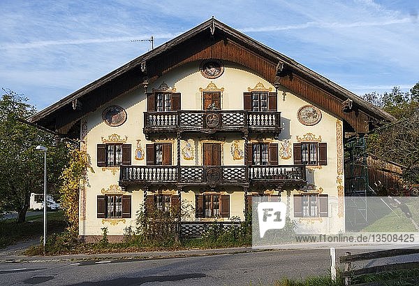 Bauernhaus mit Luftbild  Humbach bei Dietramszell  TÃ¶lzer Land  Oberbayern  Bayern  Deutschland  Europa