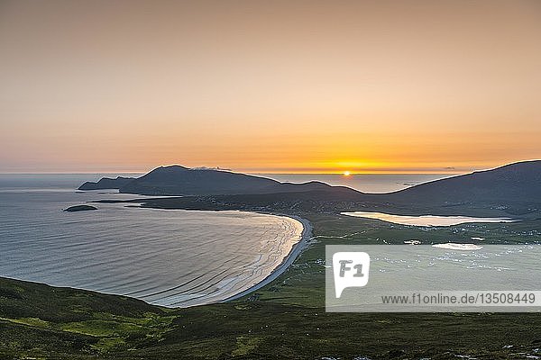 Blick auf die Bucht von Keel bei Sonnenuntergang  Achill Island  Grafschaft Mayo  Republik Irland