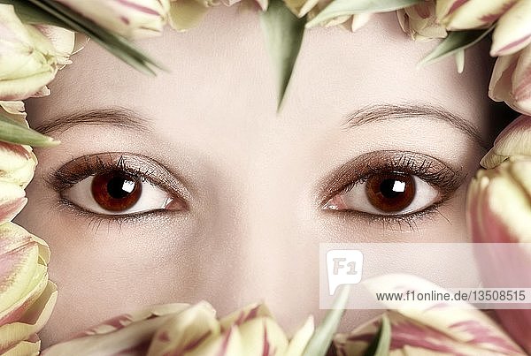 Augen einer Frau umrahmt von Tulpen