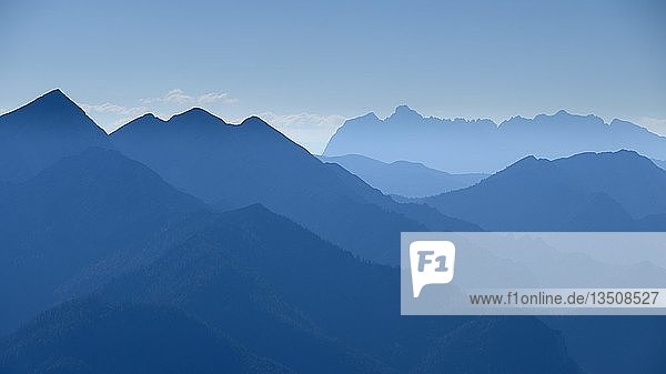 Blaue Silhouetten von Bergen Ausblick über Chiemgauer Alpen hinten Wilder Kaiser Berchtesgadener Land Oberbayern Bayern Deutschland Europa