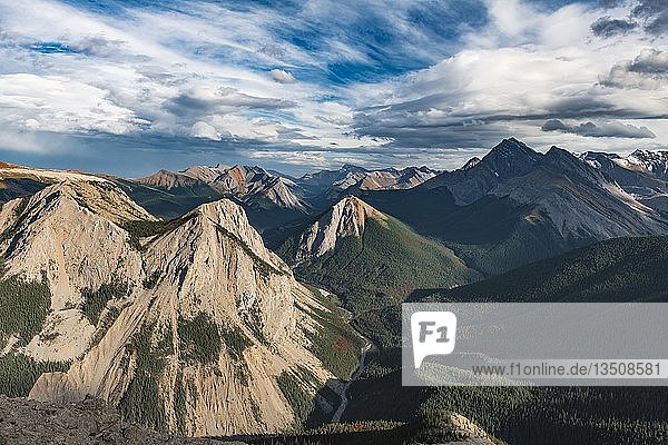 Panoramablick auf Berglandschaft  Gipfel mit orangefarbenen Schwefelablagerungen  unberührte Natur  Schwefelsilhouette  Jasper National Park  British Columbia  Kanada  Nordamerika