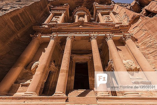 In den Fels gehauenes Schatzhaus des Pharaos  Fassade des Al-Khazneh-Schatzhauses  Khazne Faraun  Mausoleum in der nabatäischen Stadt Petra  nahe Wadi Musa  Jordanien  Asien