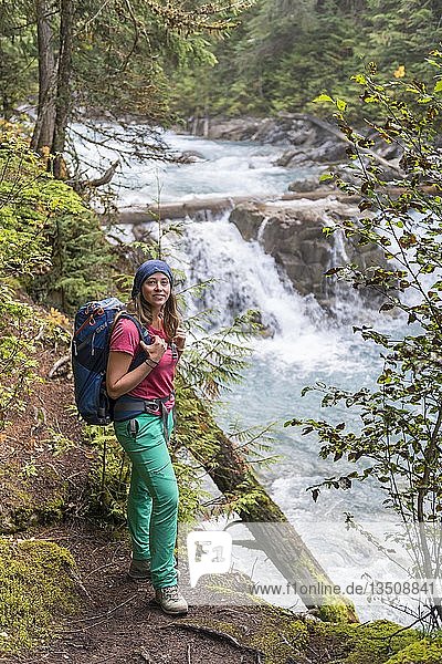 Wanderin auf dem Weg entlang eines Wildflusses  Robson River  British Columbia  Kanada  Nordamerika