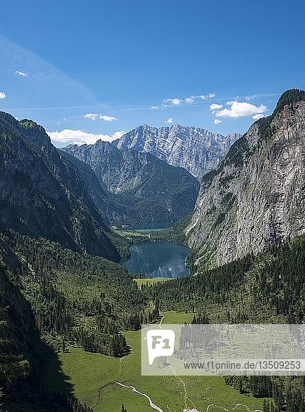 Blick auf den Obersee und den Königssee vom Röthsteig aus  im Hintergrund der Watzmann  Berchtesgaden  Oberbayern  Bayern  Deutschland  Europa