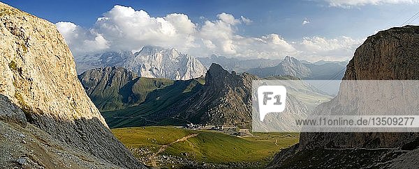 Blick auf das Pordoijoch vom Sellamassiv Forcelli Pordoi  Provinz Bozen  Italien  Europa