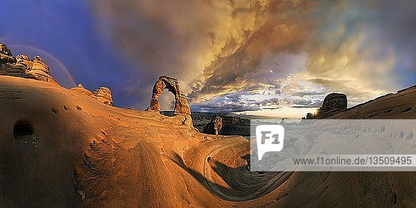 Sonnenuntergang am Delicate Arch Felsbogen Abenddämmerung Arches-Nationalpark bei Moab Utah USA Nordamerika
