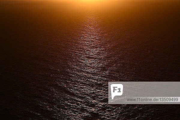 Rotes Meer bei Sonnenuntergang  Atlantik  Teneriffa  Kanarische Inseln  Spanien  Europa