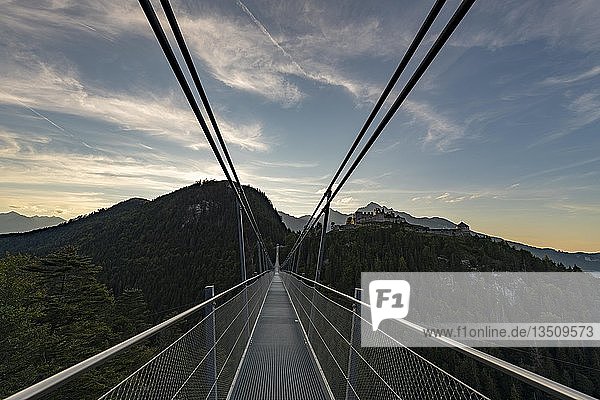 Hängebrücke Highline 179 mit Tannheimer Bergen im Hintergrund  Reutte  Tirol  Österreich  Europa