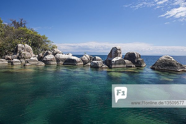 Türkisfarbenes klares Wasser und Granitfelsen  Mumbo-Insel  Cape Maclear  Malawi-See  Malawi  Afrika