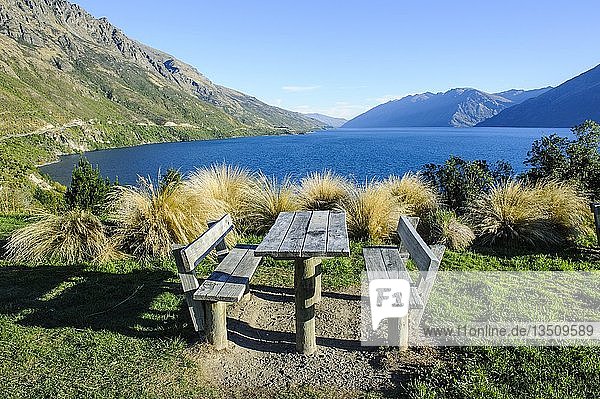 Picknick-Tisch am Ufer des Lake Wakatipu Queenstown Südinsel Neuseeland Ozeanien