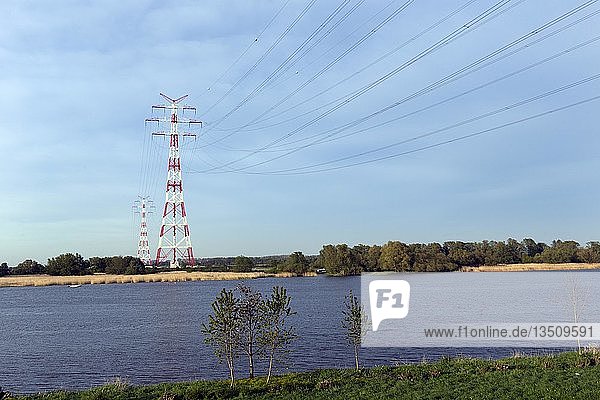 Hochspannungsleitung Elbekreuzung über die Elbe bei Hollern-Twielenfleth Lühe Altes Land Niedersachsen Deutschland Europa