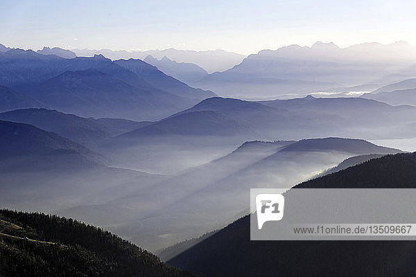 Blick von der Benediktenwand in die Brandenberger Alpen und den Alpenkamm Karwendel  Lenggries  Oberbayern  Bayern  Deutschland  Europa