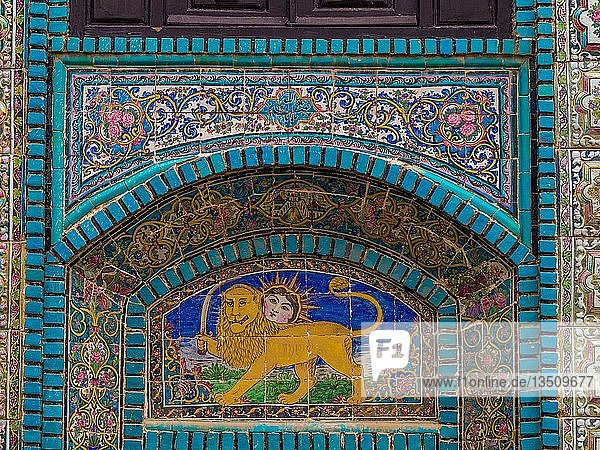 Fliesenbild  glasierte Fliese mit Blumendekor  persisches Nationalsymbol  Sonne über Löwe mit Schwert  Moschee Tekyeh Moaven-ol Molk  Kermanshah  Iran  Asien