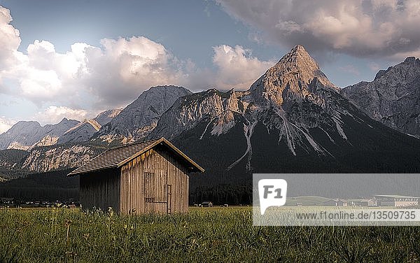 Heuhaufen  Hütte auf einer Wiese  Sonnenspitze im Hintergrund  Berglandschaft  bei Ehrwald  Tiroler Alpen  Tirol  Österreich  Europa