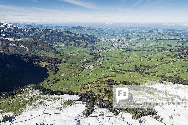 Blick auf das Appenzellerland vom Hohen Kasten aus gesehen  Kanton Appenzell-Innerrhoden  Schweiz  Europa
