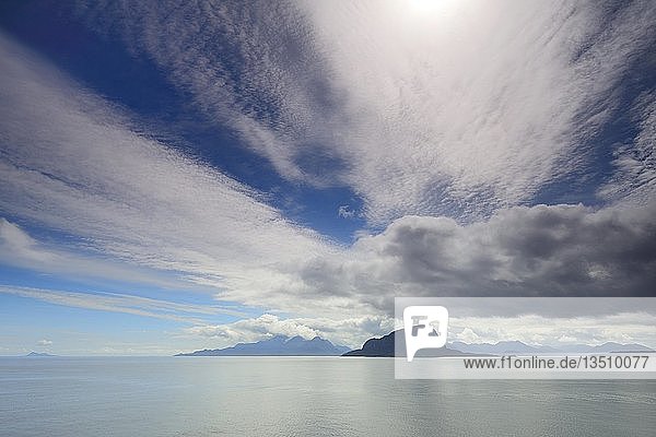 Küstenlandschaft mit Wolken  Südpazifik  bei Puerto Natales  Patagonien  Chile  Südamerika