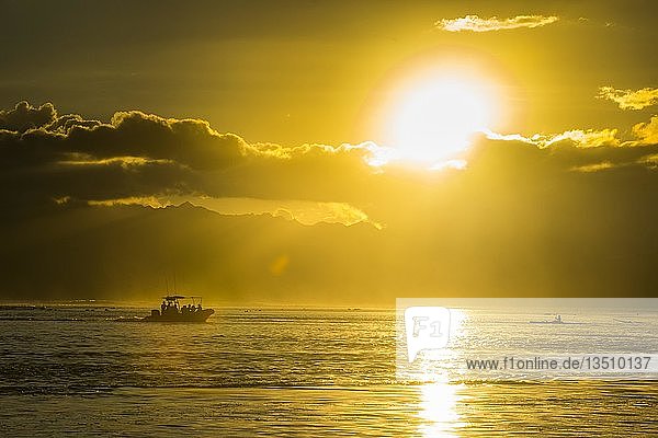 Sihouette eines kleinen Bootes bei Sonnenuntergang  Papeete  Tahiti
