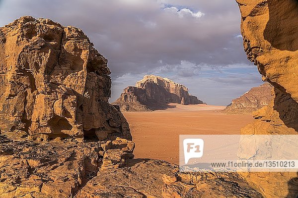 Landschaft mit Felsen in der Wüste Wadi Rum  Jordanien  Asien