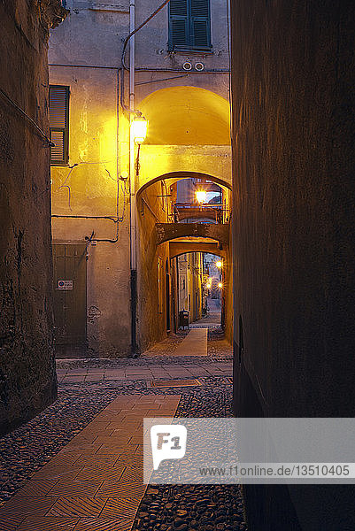 Gasse in Finalborgo Stadtteil von Finale Ligure in der Provinz Savona Ligurien Italien Europa
