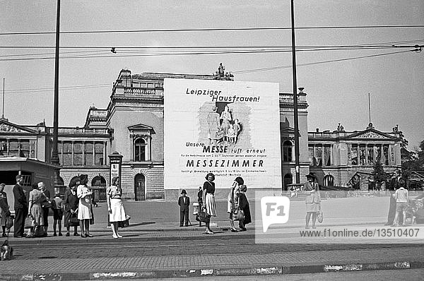 Leipziger Messe Aufruf zur Vermietung von Zimmern 1947 Ruine des Neuen Theaters Leipzig Sachsen DDR Deutschland Europa