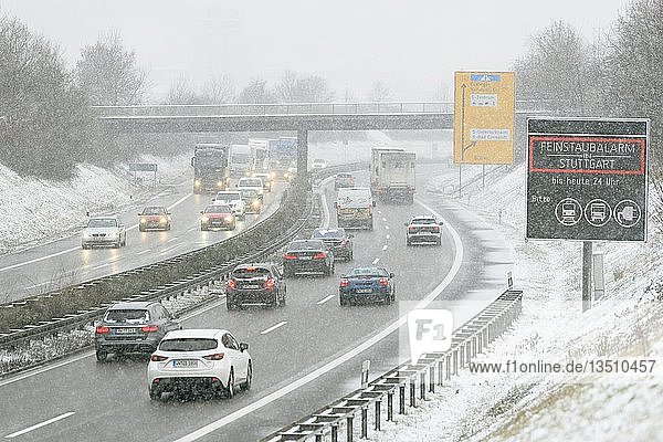 Autobahn  Straßenverkehr im Winter mit starkem Schneefall  Stuttgart  Baden-Württemberg  Deutschland  Europa