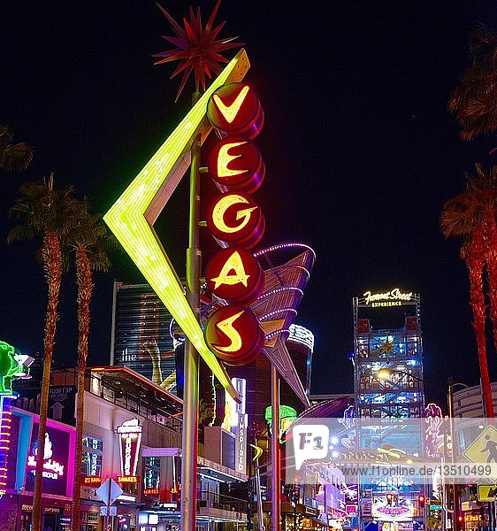 Leuchtreklame bei Nacht  Nachtaufnahme  Fremont Street im alten Las Vegas  Downtown  Las Vegas  Nevada  USA  Nordamerika